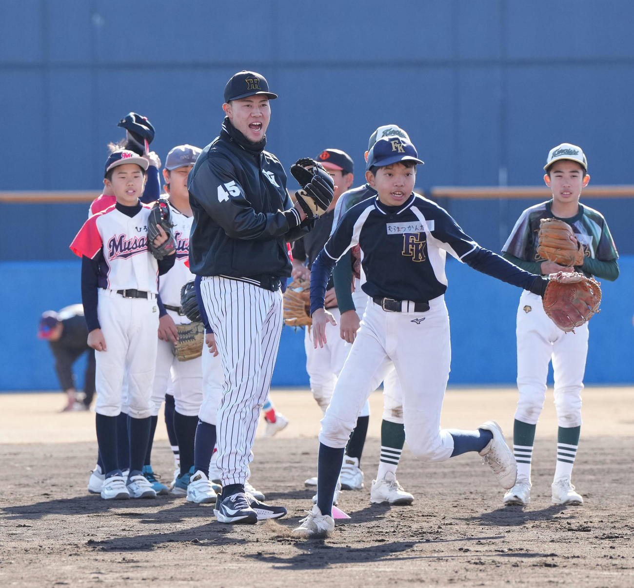 佐野（中央）は子どもたちへ手本を見せる（撮影・森本幸一）