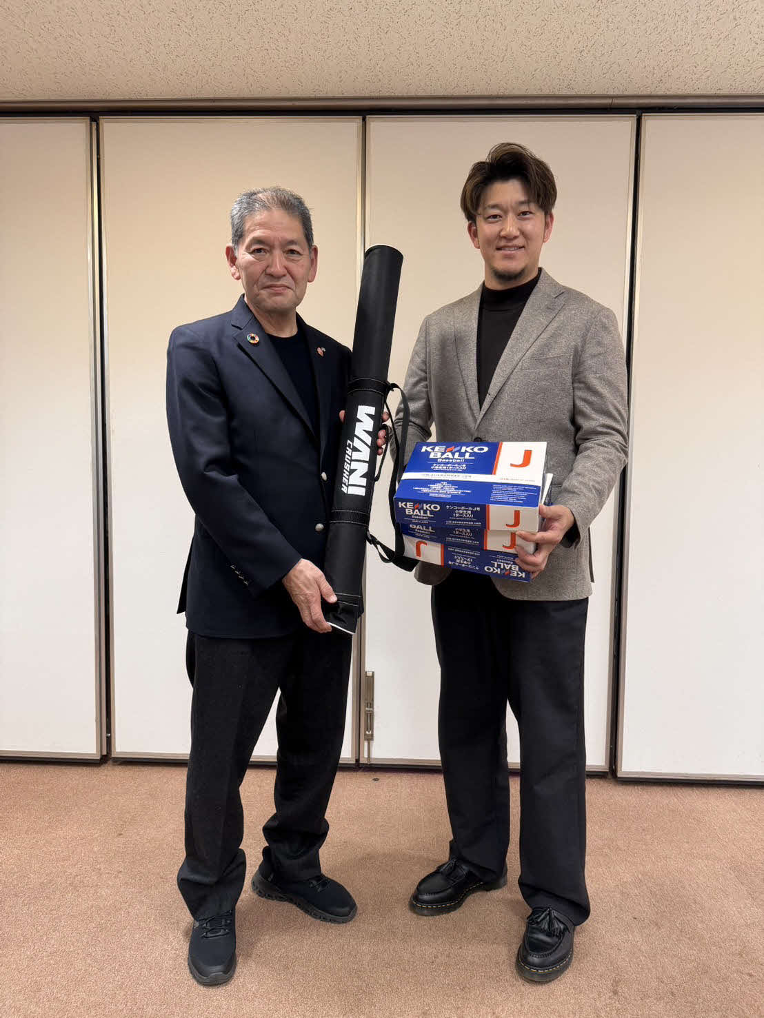 野球用品等を寄贈した阪神岩貞（右）（阪神タイガース提供）
