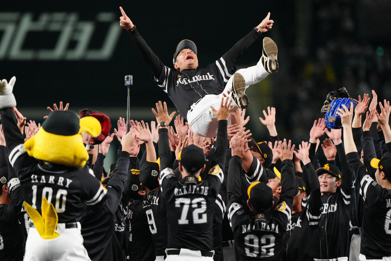 日本シリーズ第5戦　阪神対ソフトバンク　日本一となり、ナインから胴上げされるソフトバンク小久保裕紀監督