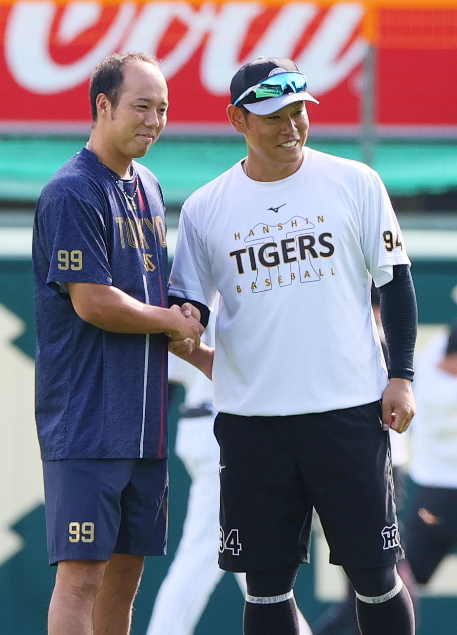 10月2日、試合前、今シーズン限りで引退する阪神原口（右）と記念撮影するヤクルト青柳
