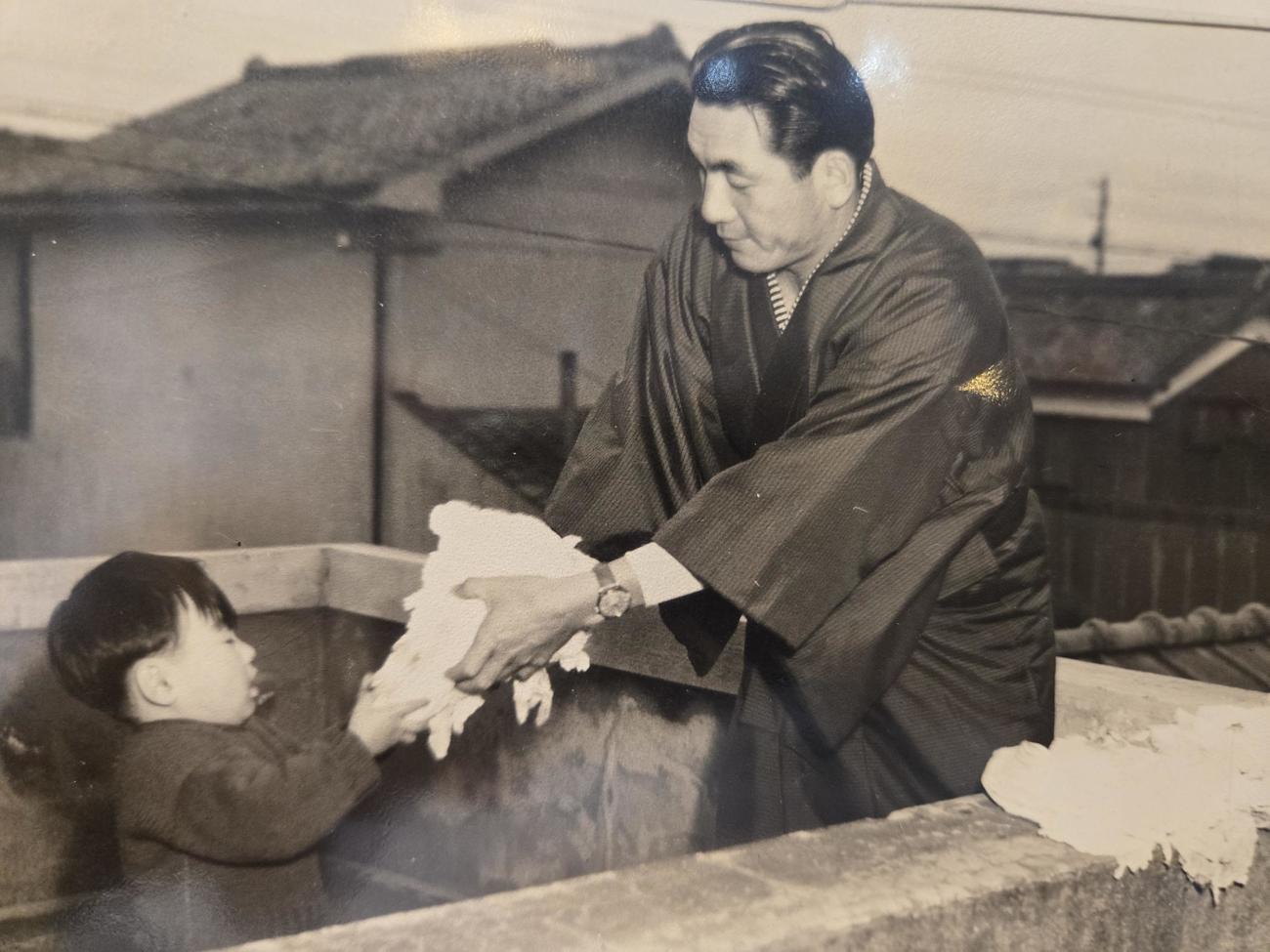 自宅で長男・哲也氏と白菜を干す藤村富美男氏（藤村家提供）