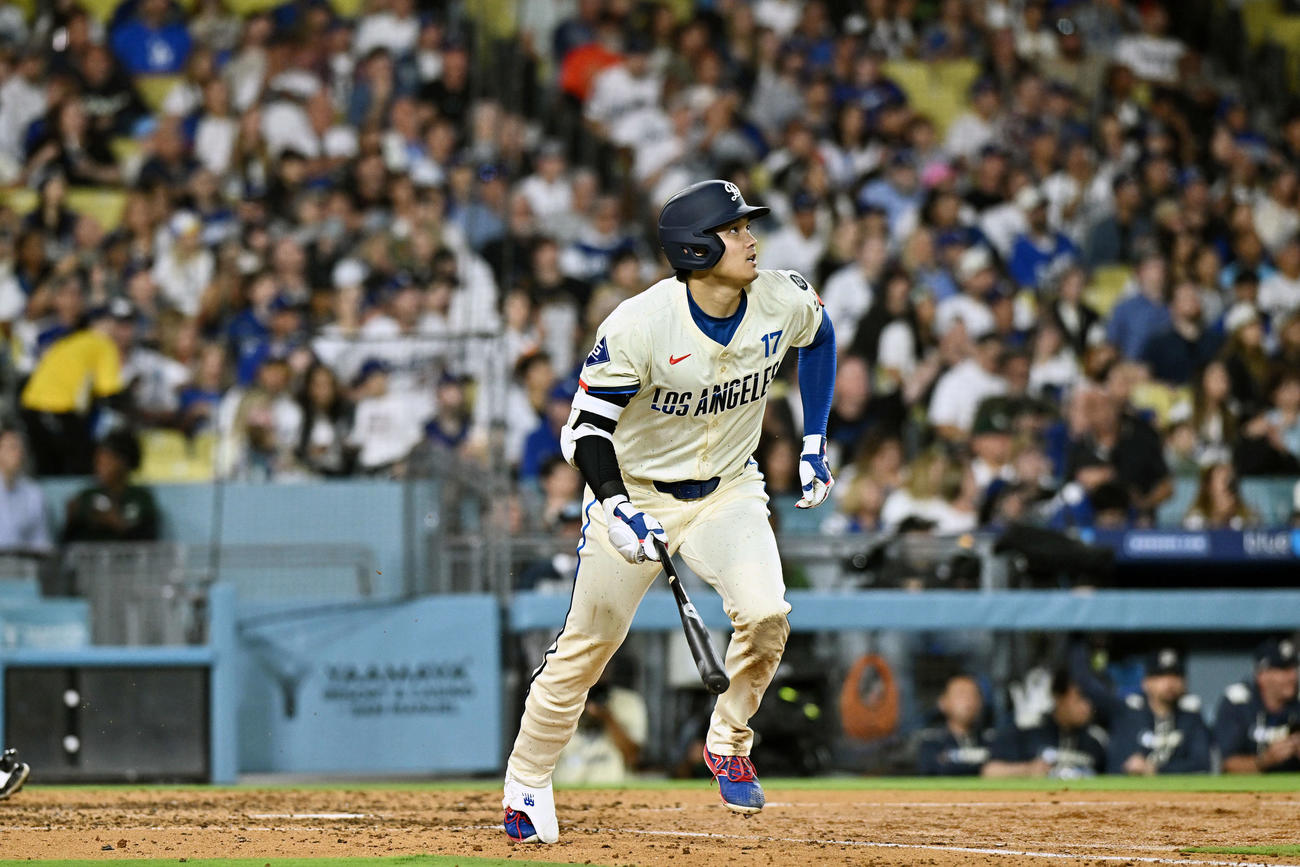 右中間へソロ本塁打を放つ大谷翔平