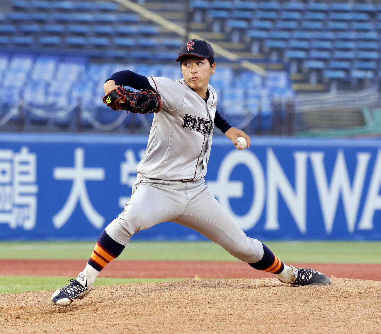 明治神宮野球大会　1回戦　立命大対東農大北海道オホーツク　立命大2番手で登板した有馬伽久