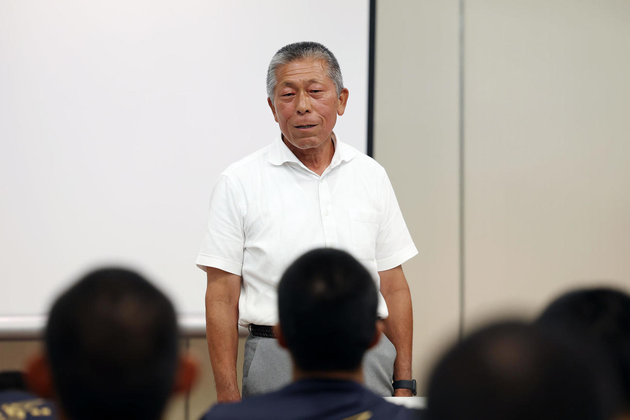 試合に敗れ宿舎に戻った選手たちに話をする日大三・小倉全由前監督