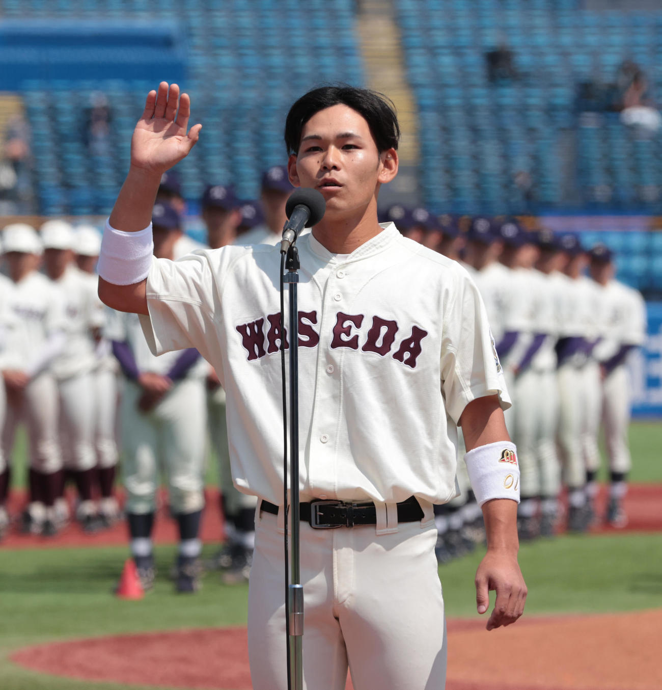 六大学野球開会式で選手宣誓する早大・小沢周平主将