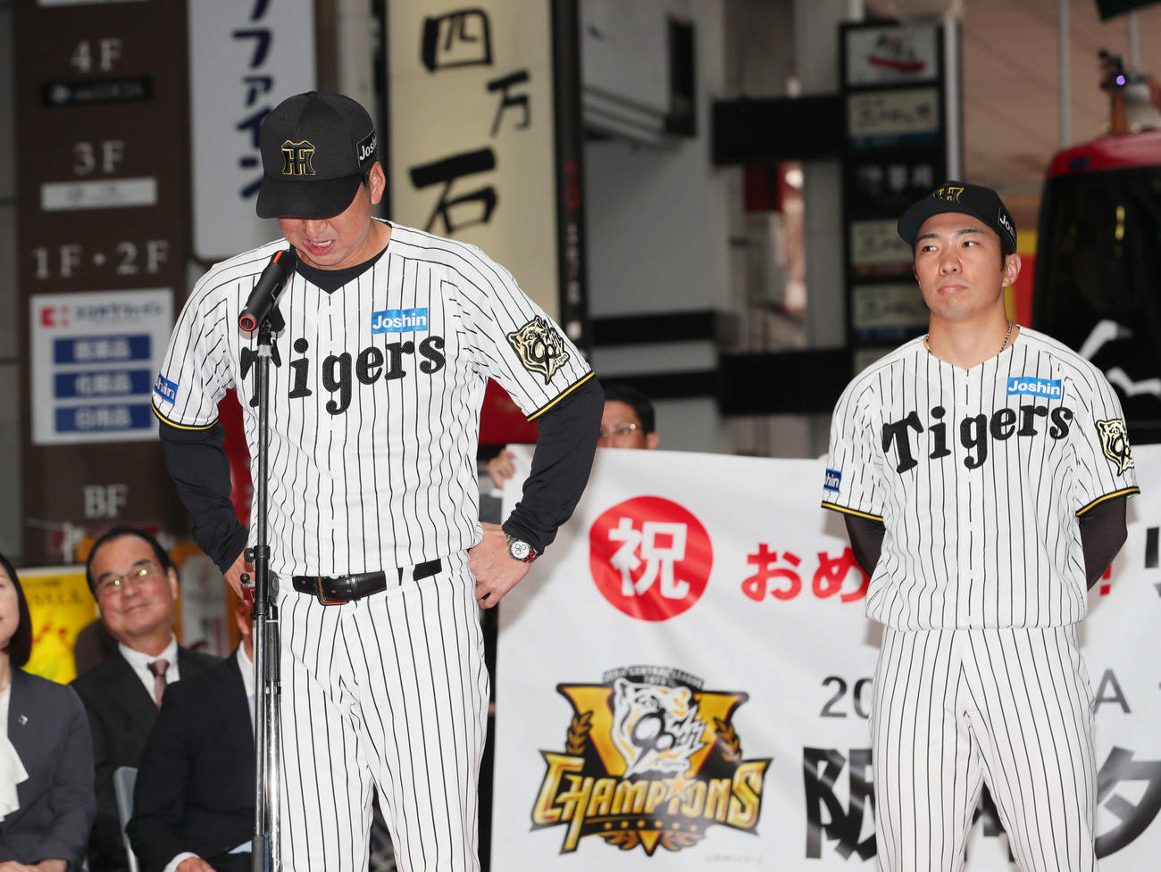 11月10日、阪神セ・リーグ優勝記念パレードのあいさつで言葉を詰まらせる藤川監督。右は石井（高知県高知市帯屋町アーケード街）