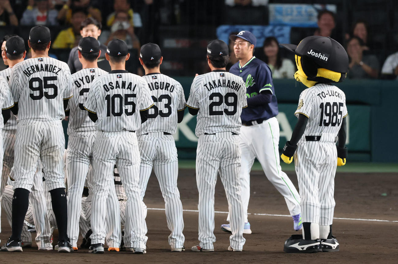 10月2日、原口引退セレモニーの記念写真に参加するヤクルト青柳