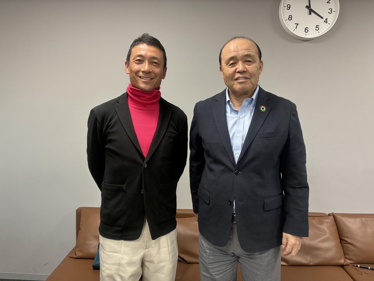 ABCラジオの収録で、小縣アナウンサー（左）から取材を受けた阪神・岡田彰布顧問
