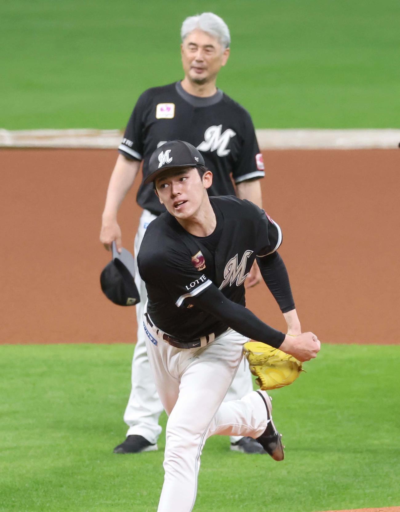 マウンドで投球するロッテ佐々木朗希。後方は投球を見つめる吉井理人監督（24年10月撮影）