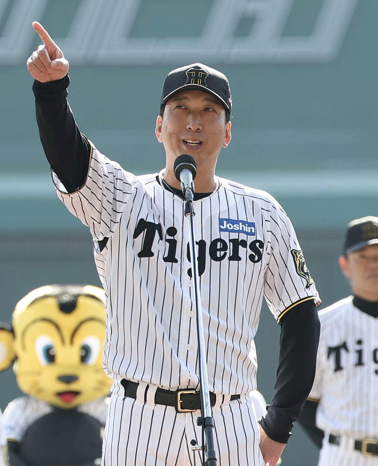 11月23日、阪神ファン感謝デーであいさつする阪神藤川球児監督