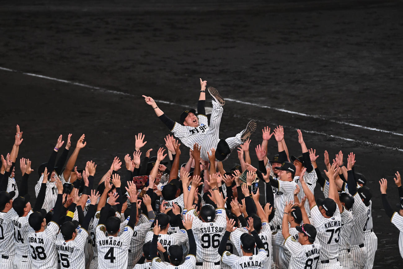9月7日、リーグ優勝を果たし胴上げされる阪神藤川監督