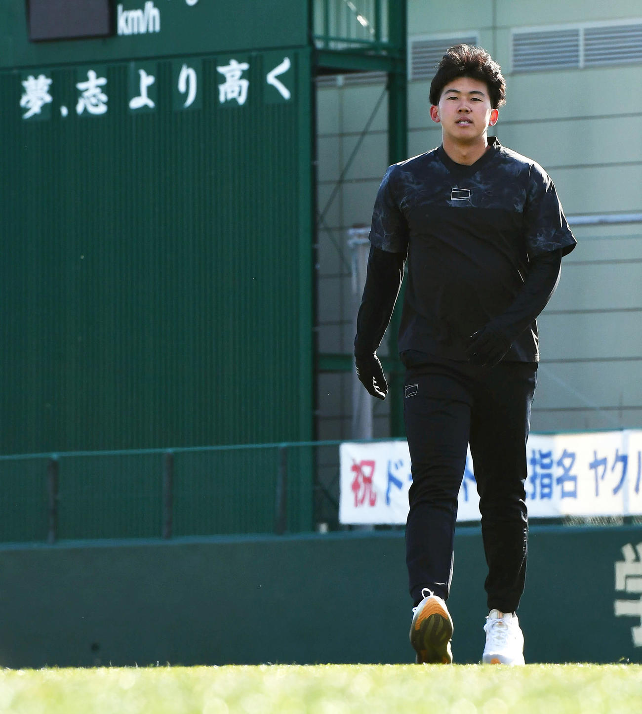 自主トレを公開した阪神立石（撮影・岩下翔太）