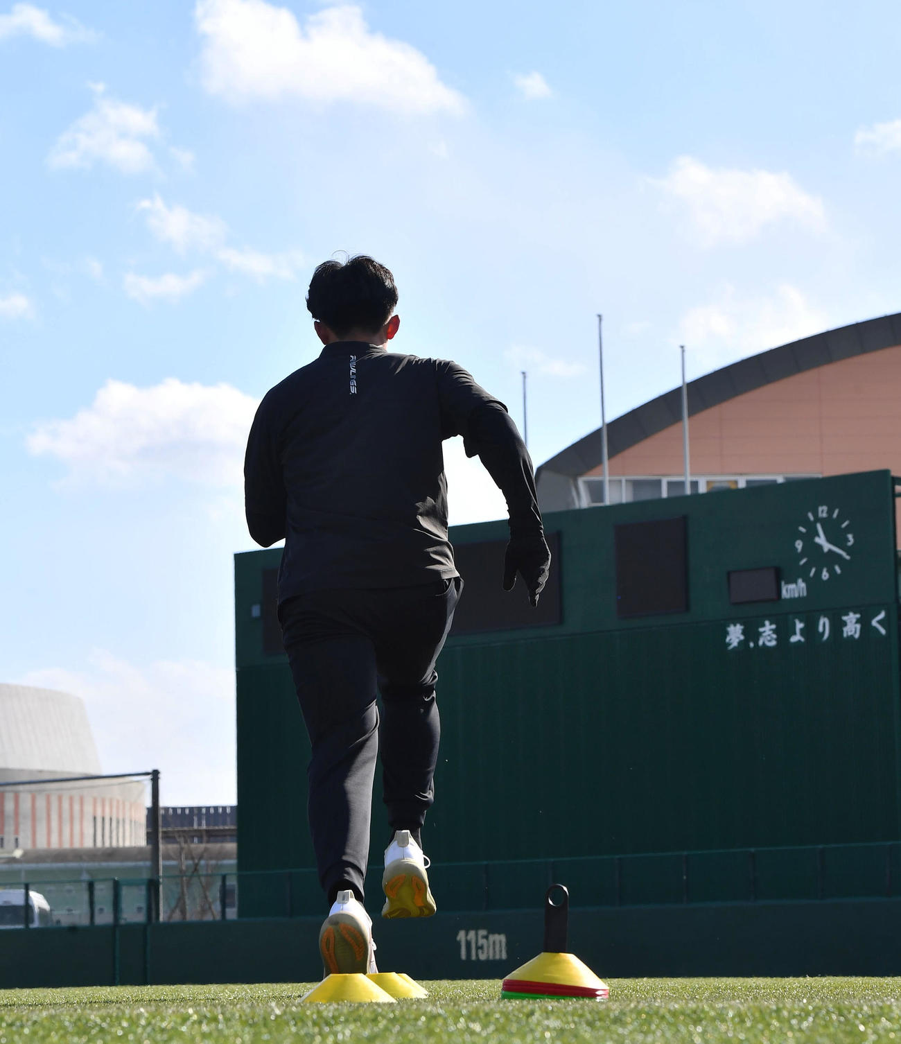 自主トレを公開した阪神立石（撮影・岩下翔太）