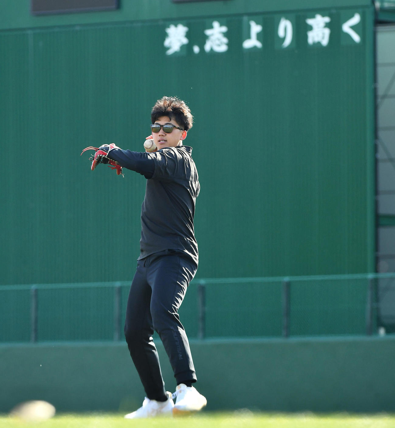 自主トレを公開した阪神立石（撮影・岩下翔太）