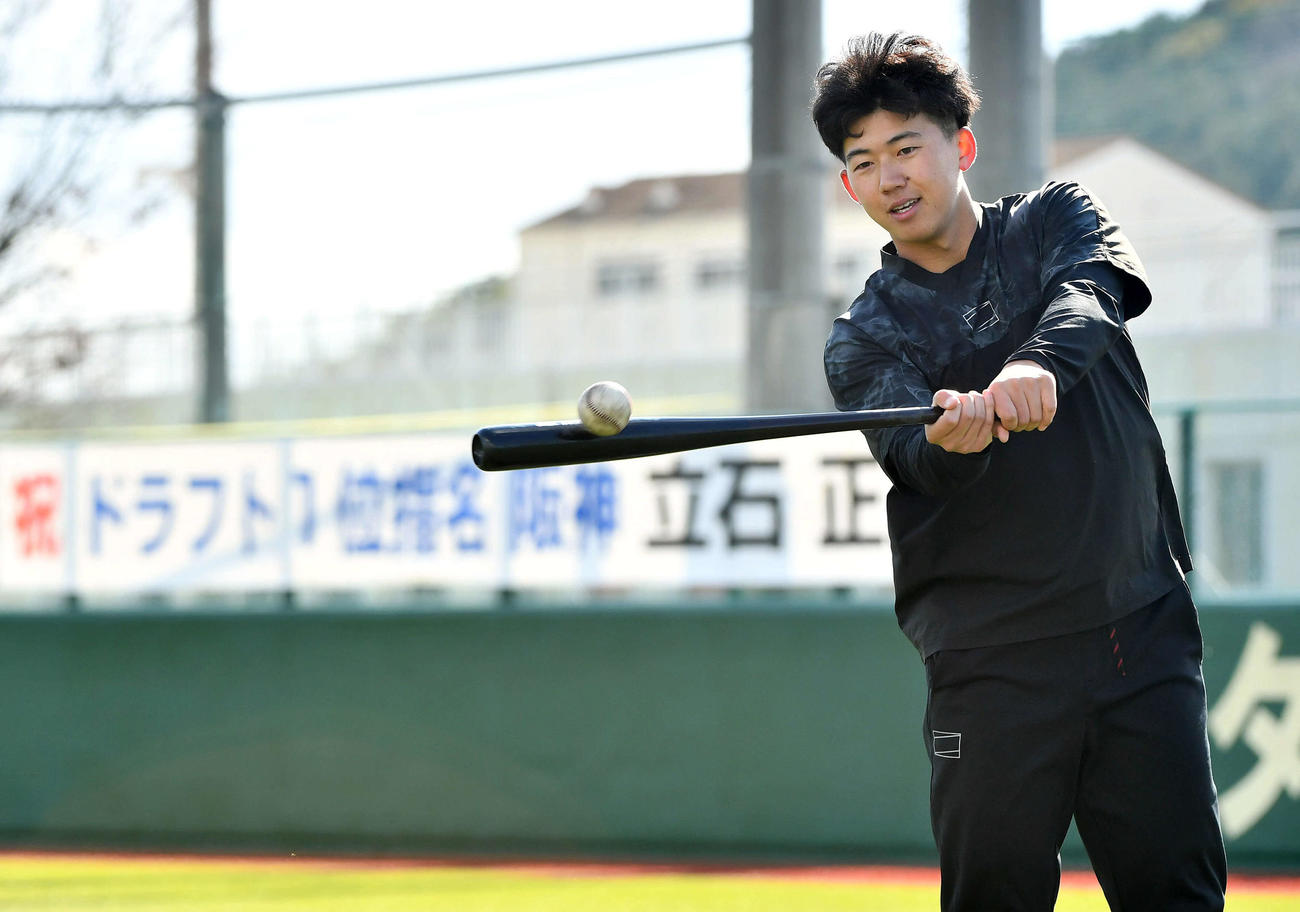 自主トレを公開した阪神立石（撮影・岩下翔太）