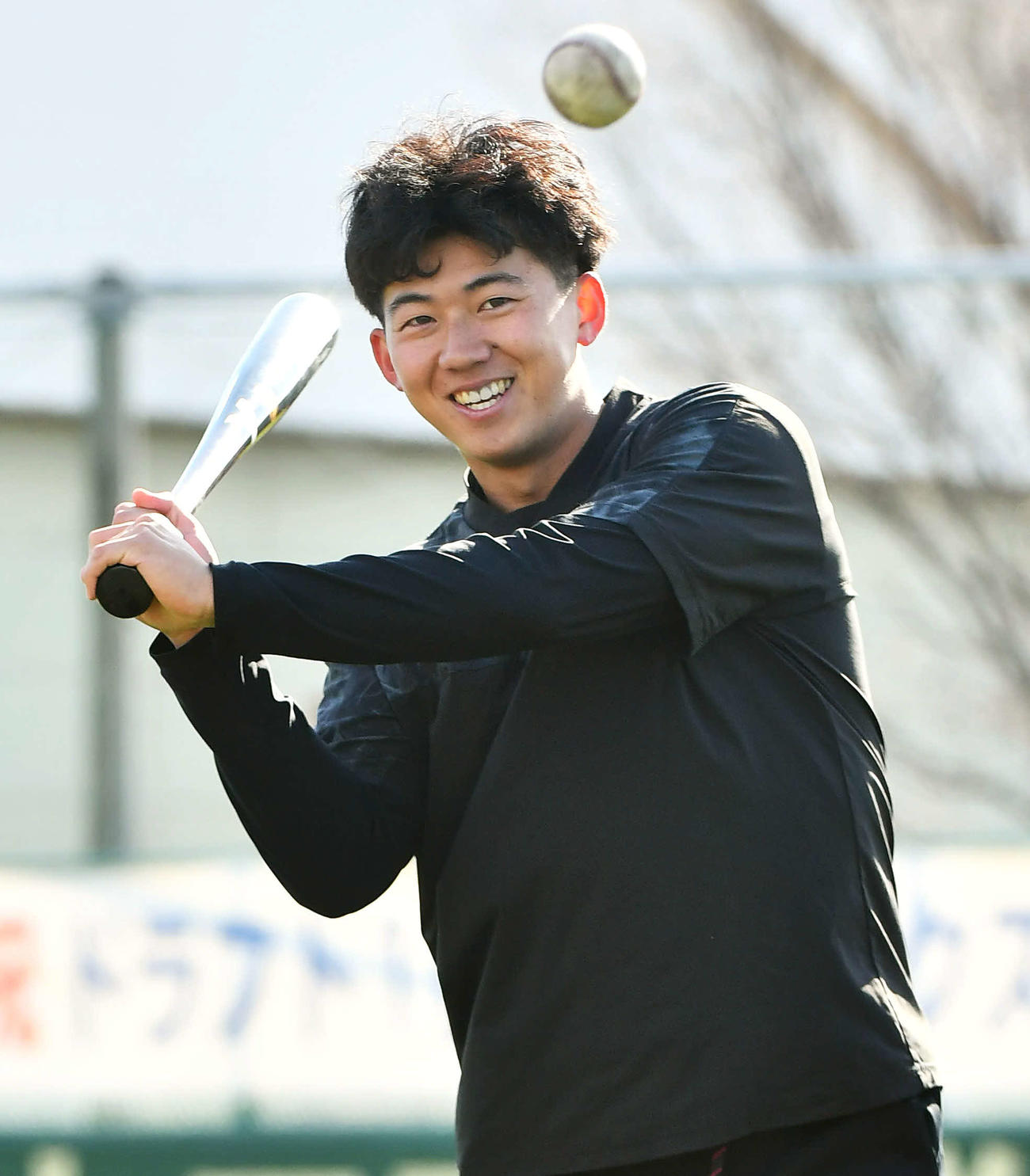 自主トレを公開した阪神立石（撮影・岩下翔太）