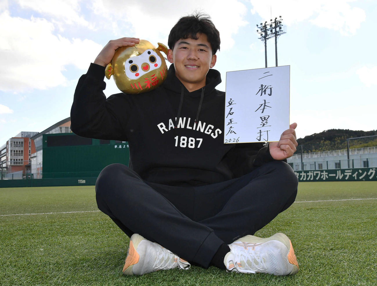 自主トレを公開した阪神立石は、今季の目標を「2桁本塁打」とし、ふくだるまを担いで笑顔を見せる（撮影・岩下翔太）