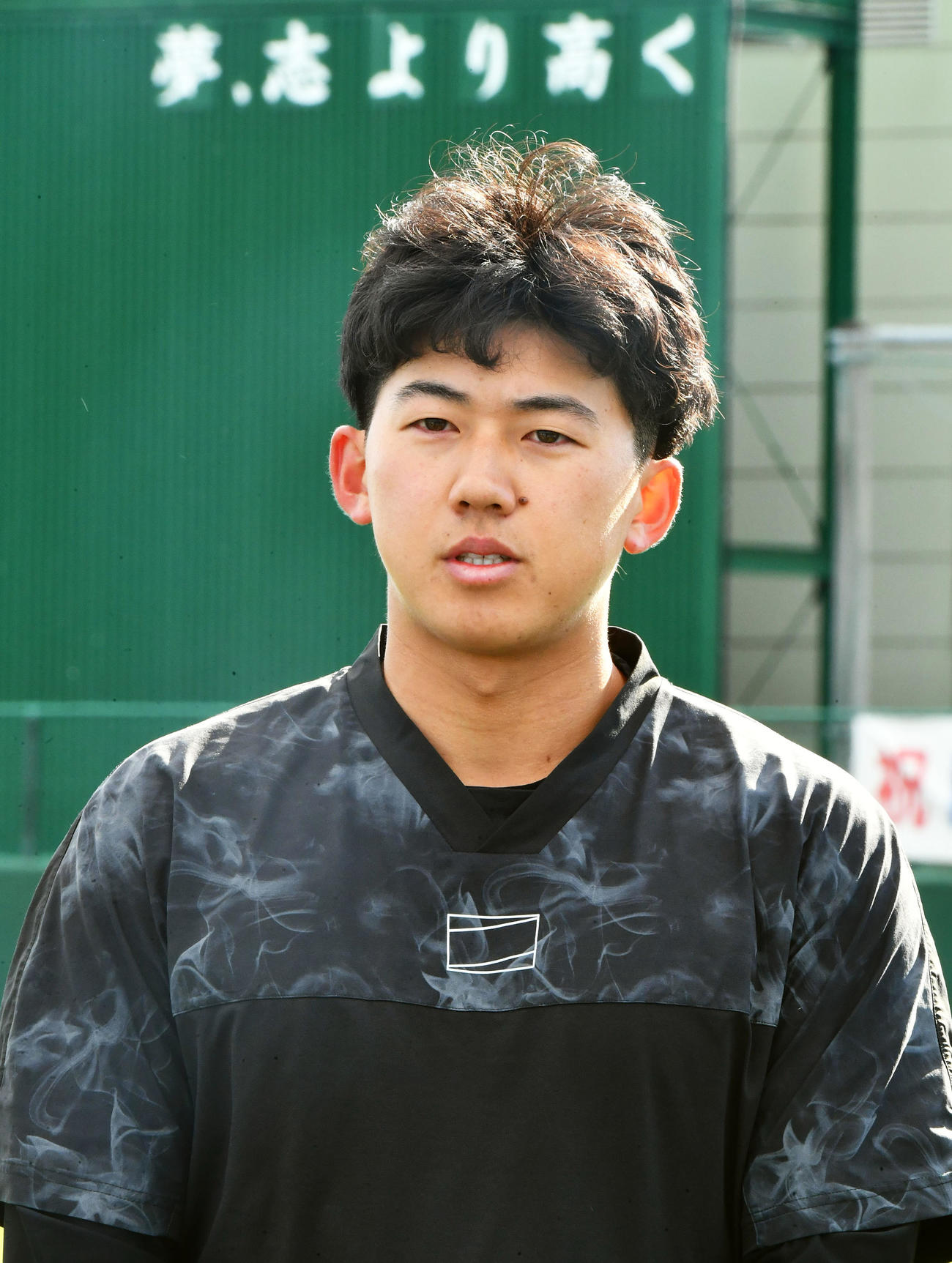 自主トレを公開し、囲み取材を受ける阪神立石（撮影・岩下翔太）