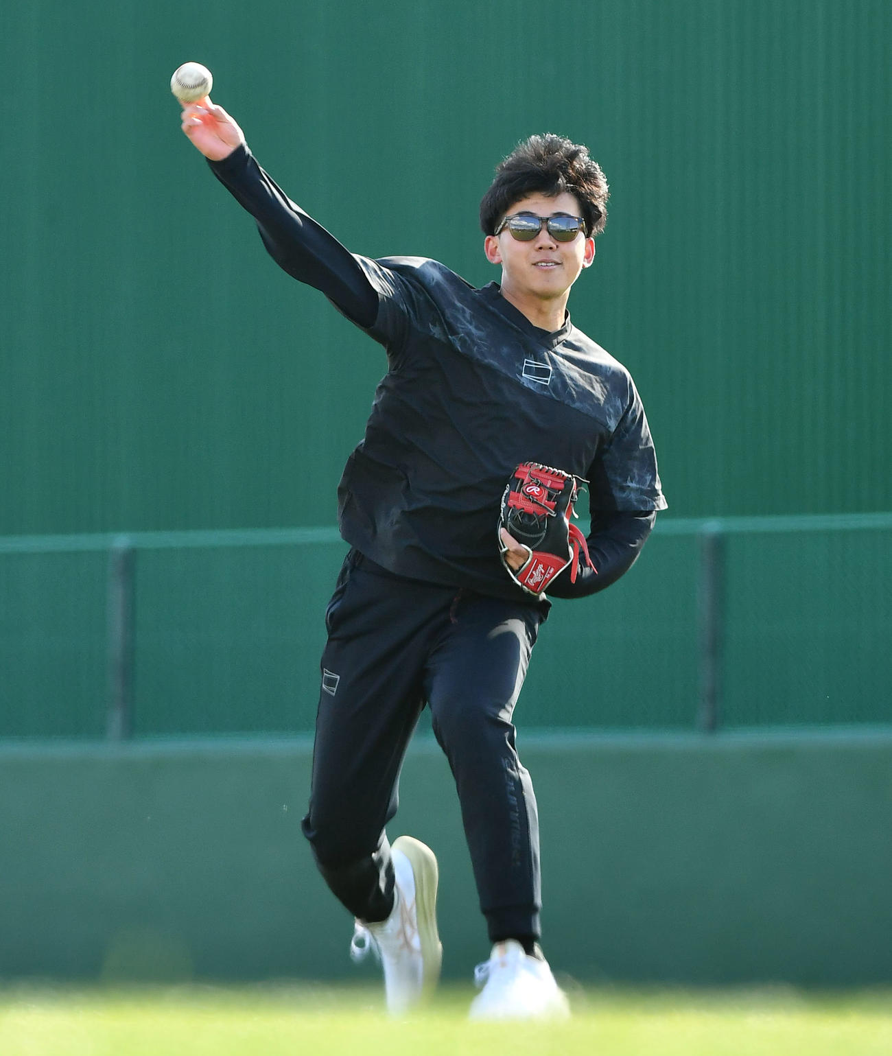 自主トレを公開した阪神立石（撮影・岩下翔太）