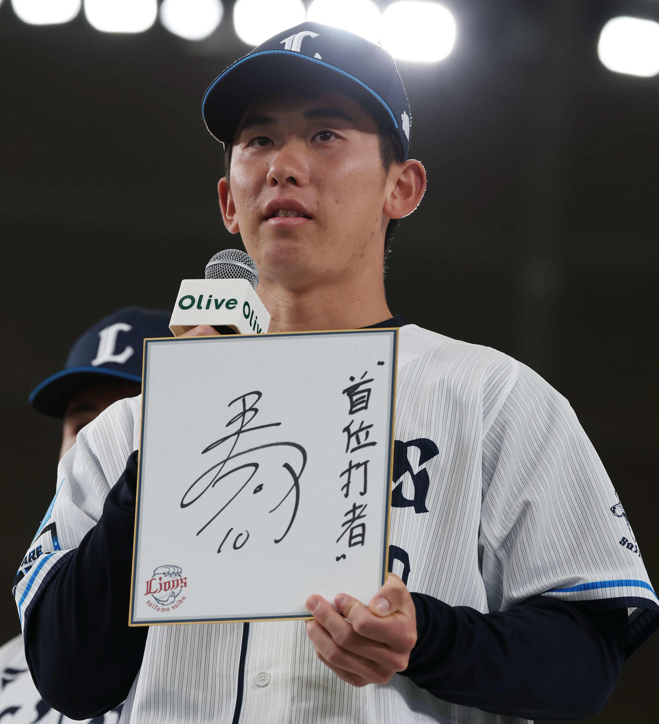 2025年11月23日、西武ファン感謝イベントの新入団選手発表会で目標を色紙に記したドラフト1位小島大河