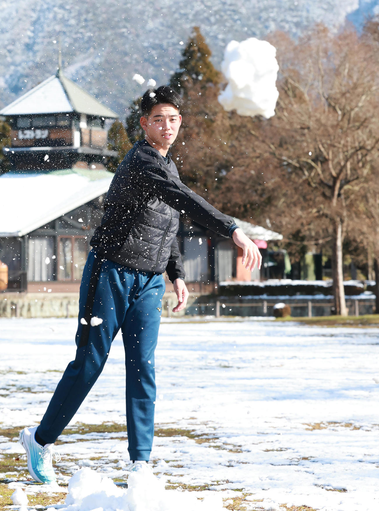 丹波年輪の里で自主トレを公開した阪神ドラフト4位の早瀬は降り積もった雪を投げる（撮影・上田博志）