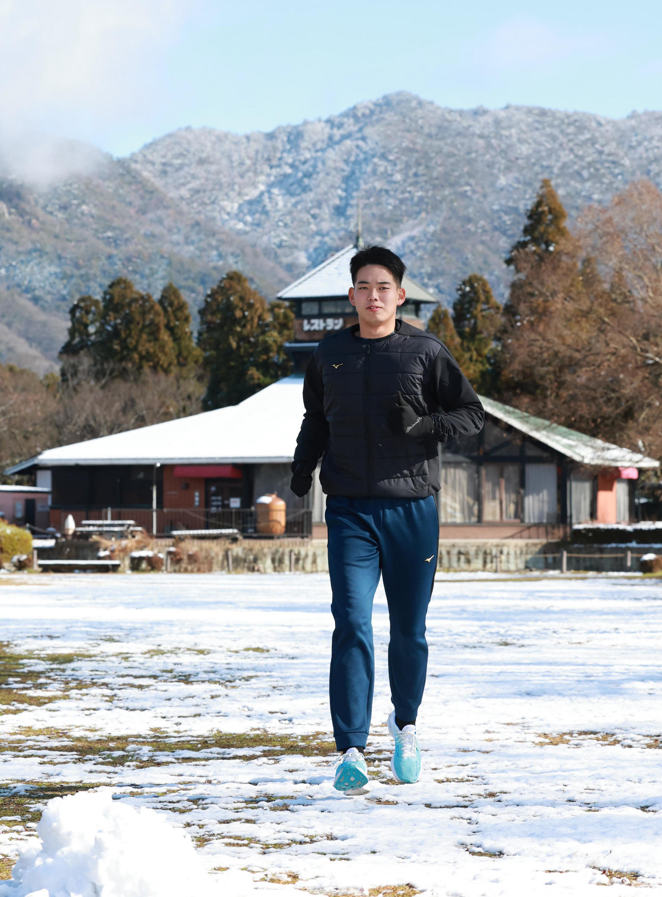 丹波年輪の里で自主トレを公開した阪神ドラフト4位の早瀬は雪の上を走る（撮影・上田博志）