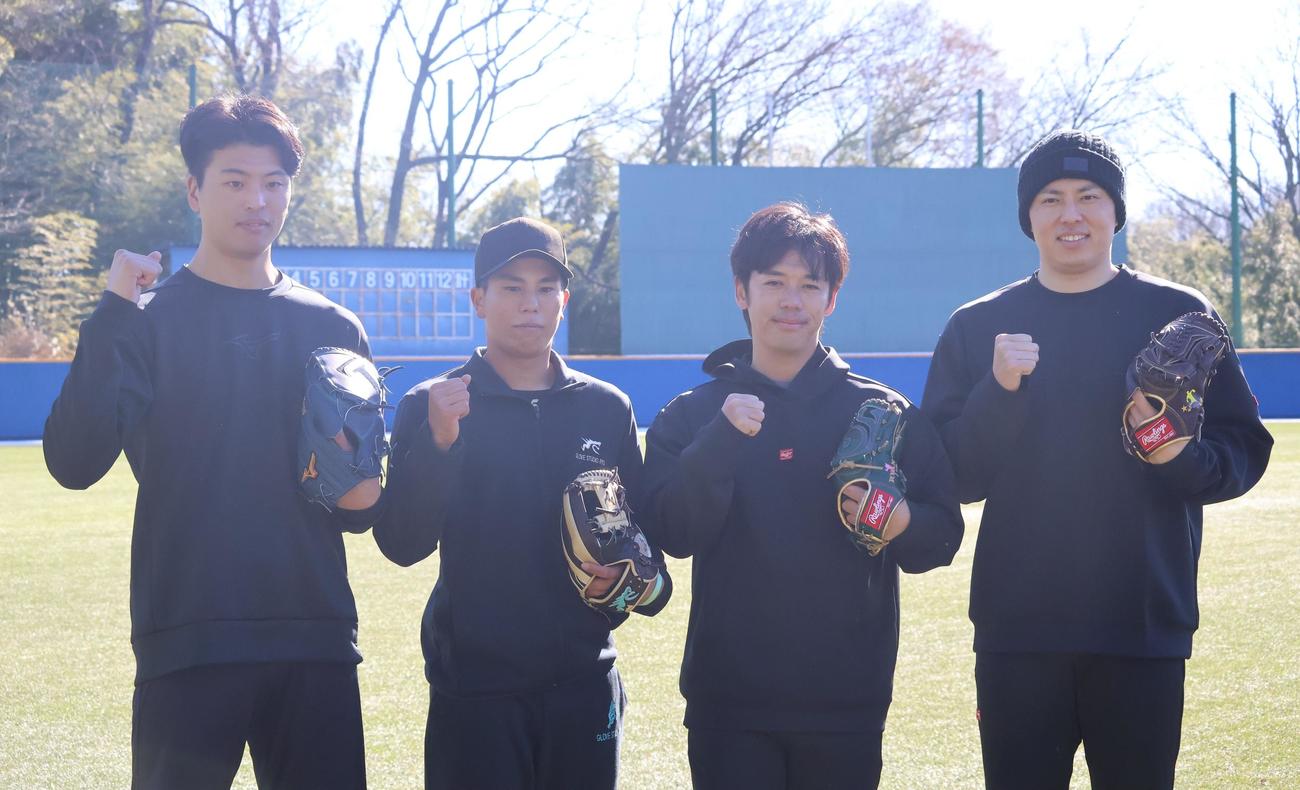母校の創価大のグラウンドで練習した、右から日本ハム田中、ヤクルト小川、巨人門脇、ヤクルト・ドラフト3位の創価大・山崎（撮影・塚本光）