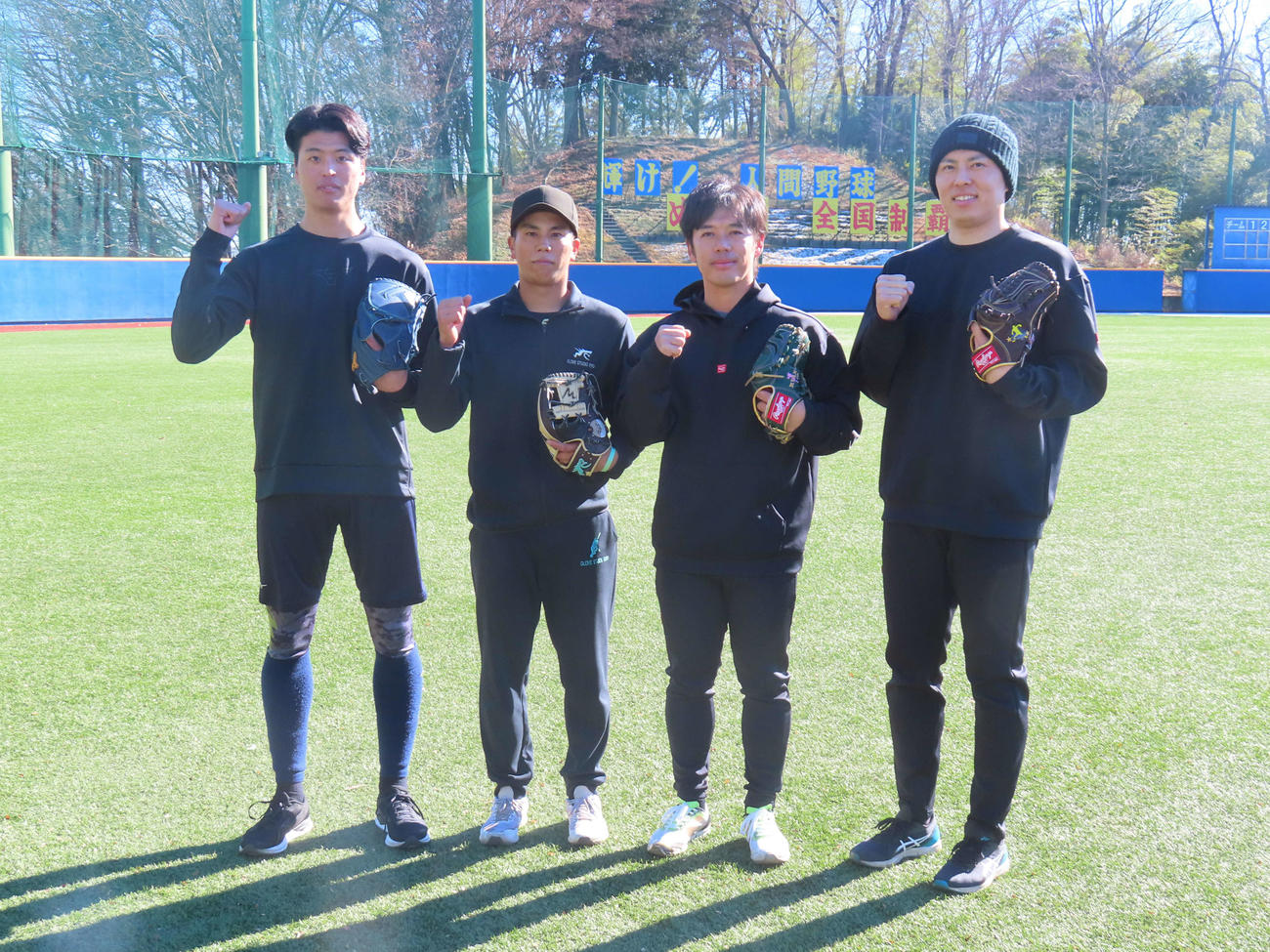 母校・創価大で自主トレを行った、左からヤクルト・ドラフト3位の山崎、巨人門脇、ヤクルト小川、日本ハム田中（撮影・北村健龍）