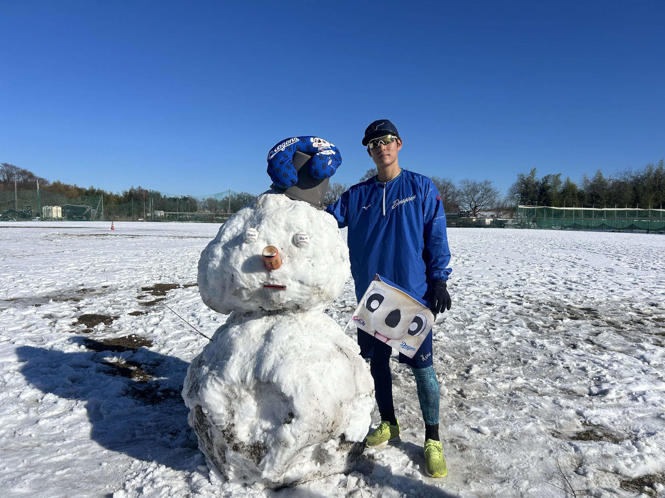 地元の埼玉・さいたま市内で新年1発目の自主トレを行いつくった雪だるまとの2ショットに納まる中日上林