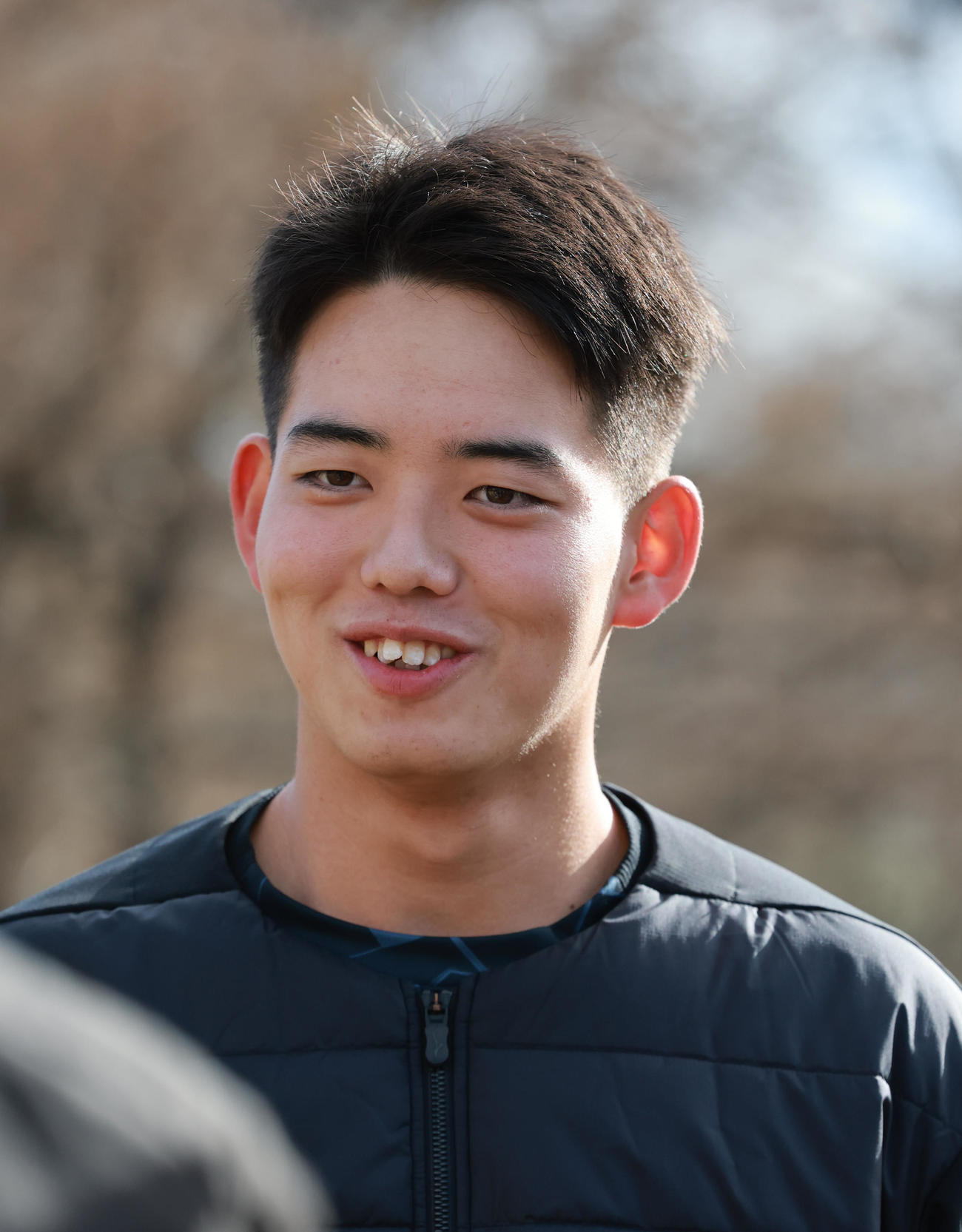 丹波年輪の里で自主トレを公開した阪神ドラフト4位の早瀬朔は笑顔で取材に応じる（撮影・上田博志）