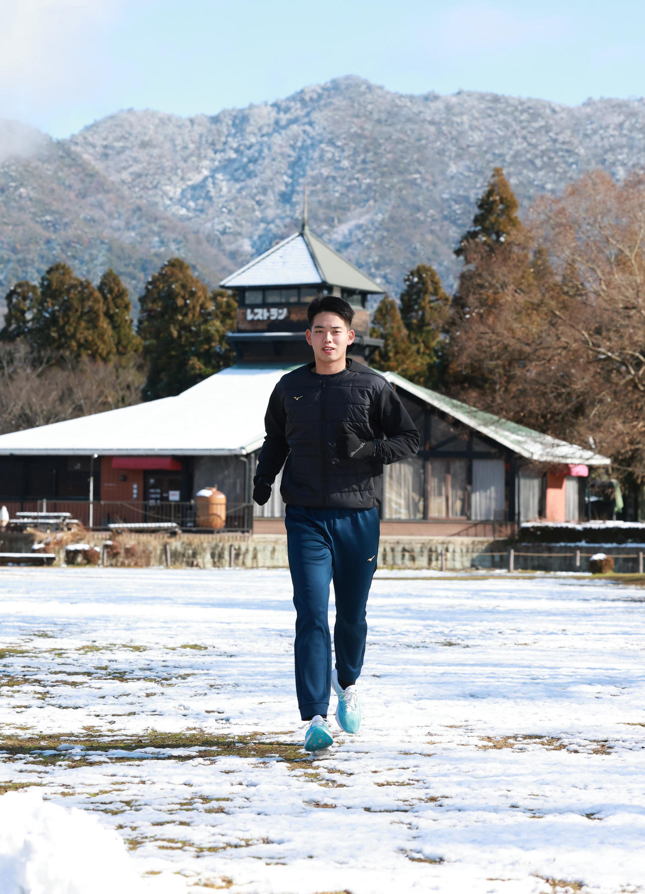 丹波年輪の里で自主トレを公開した阪神ドラフト4位の早瀬は雪の上を走る（撮影・上田博志）