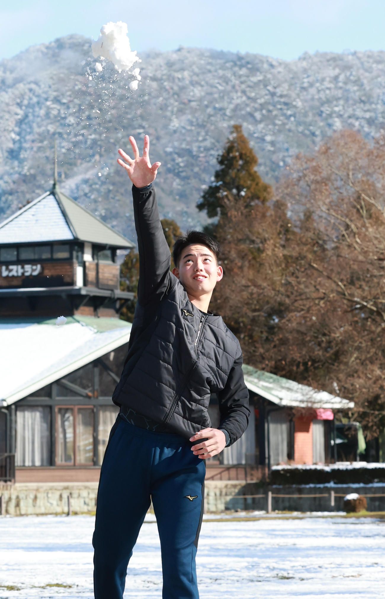 丹波年輪の里で自主トレを公開した阪神ドラフト4位の早瀬は降り積もった雪を投げる（撮影・上田博志）