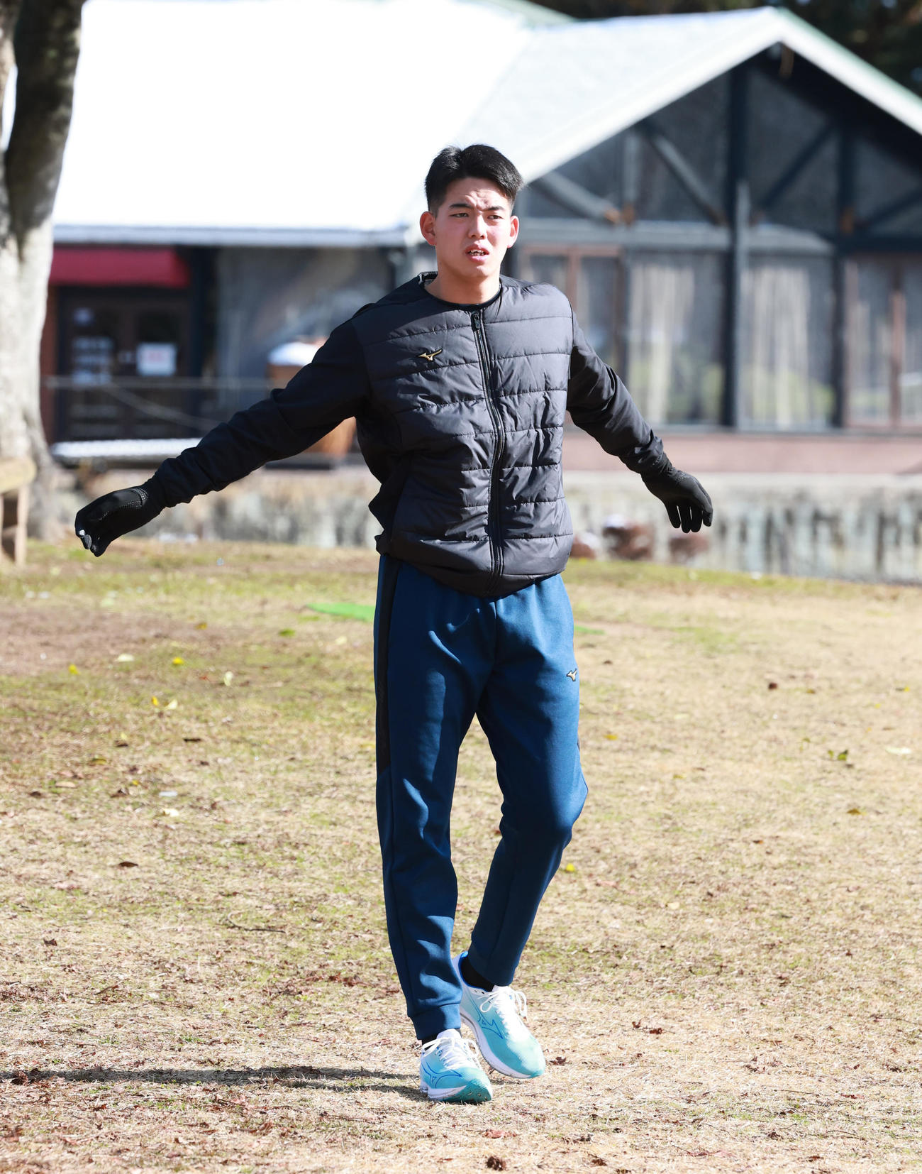 ストレッチをする阪神ドラフト4位の早瀬（撮影・上田博志）
