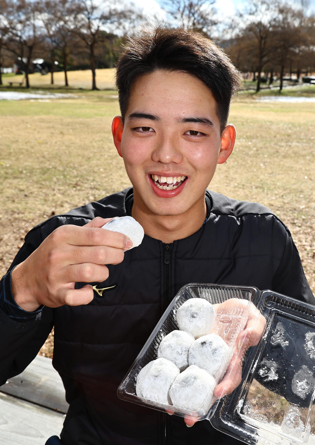 黒豆大福を手に笑顔を見せる阪神ドラフト4位の早瀬（撮影・上田博志）