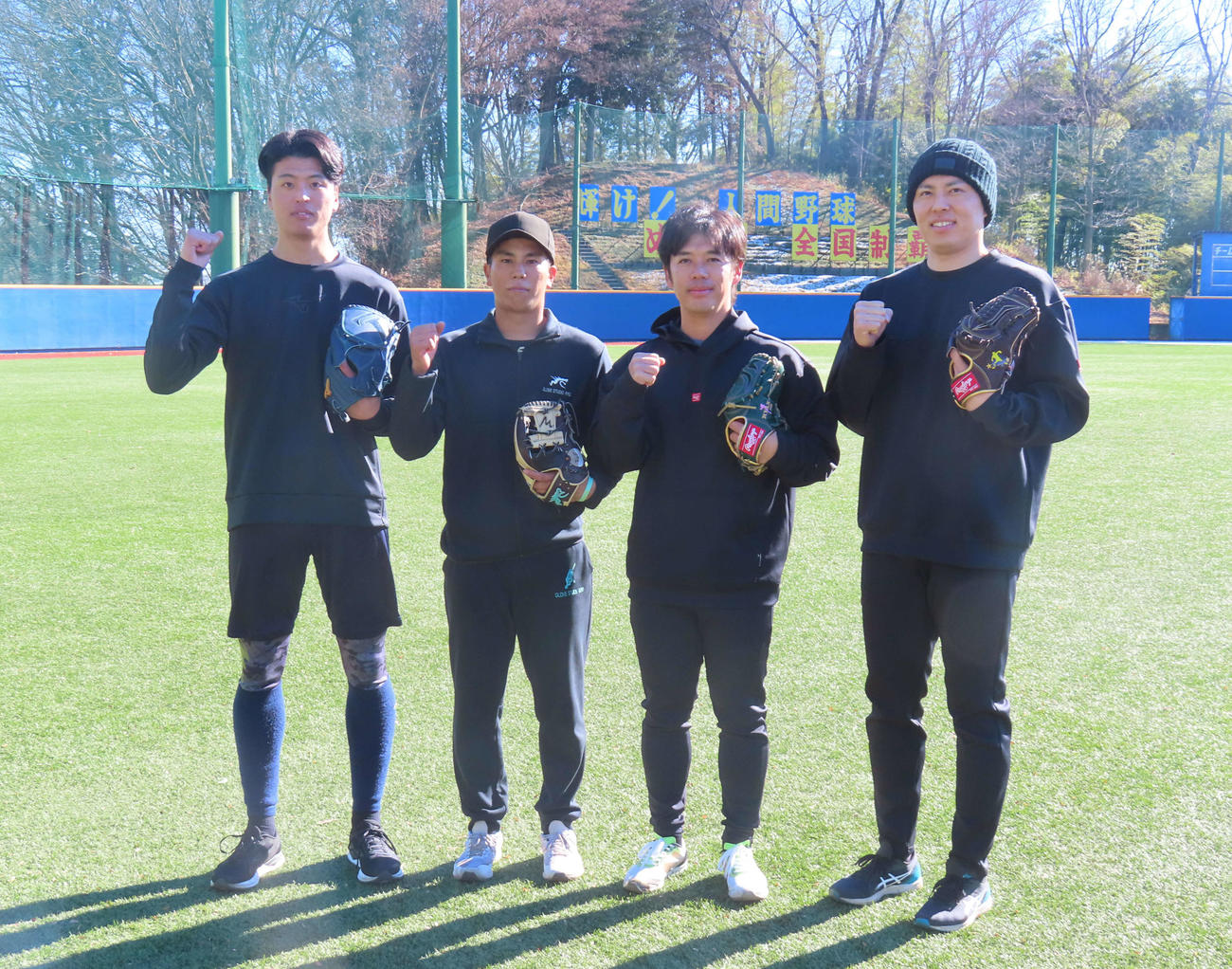 母校・創価大で自主トレを行った、左からヤクルト・ドラフト3位の山崎、巨人門脇、ヤクルト小川、日本ハム田中（撮影・北村健龍）
