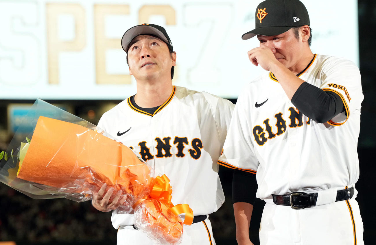 坂本勇人から花束を贈られ、涙を流す巨人長野久義（左）（2025年11月撮影）