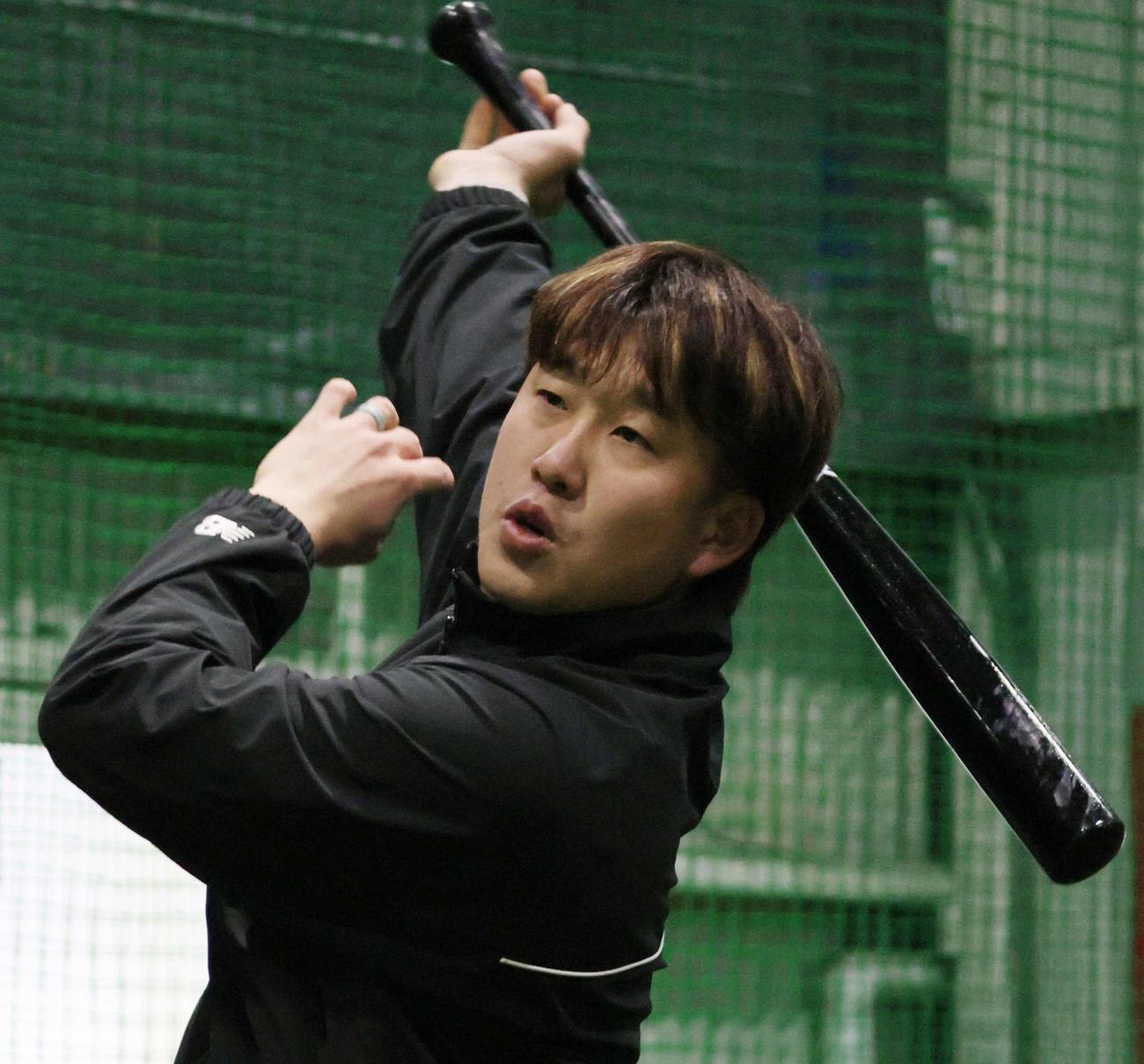 自主トレでティー打撃を行う広島小園（撮影・加藤孝規）