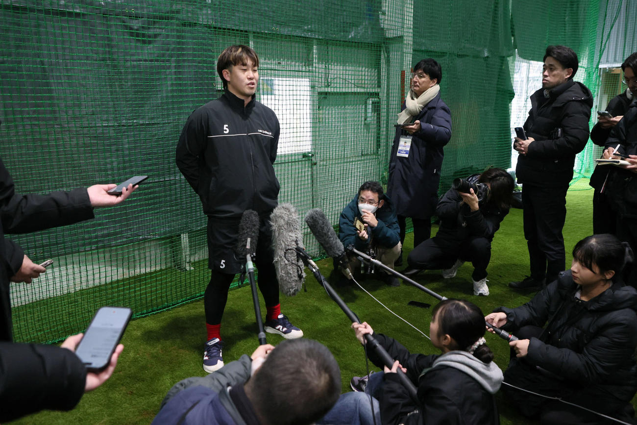 自主トレ後、取材を受ける広島小園（撮影・加藤孝規）