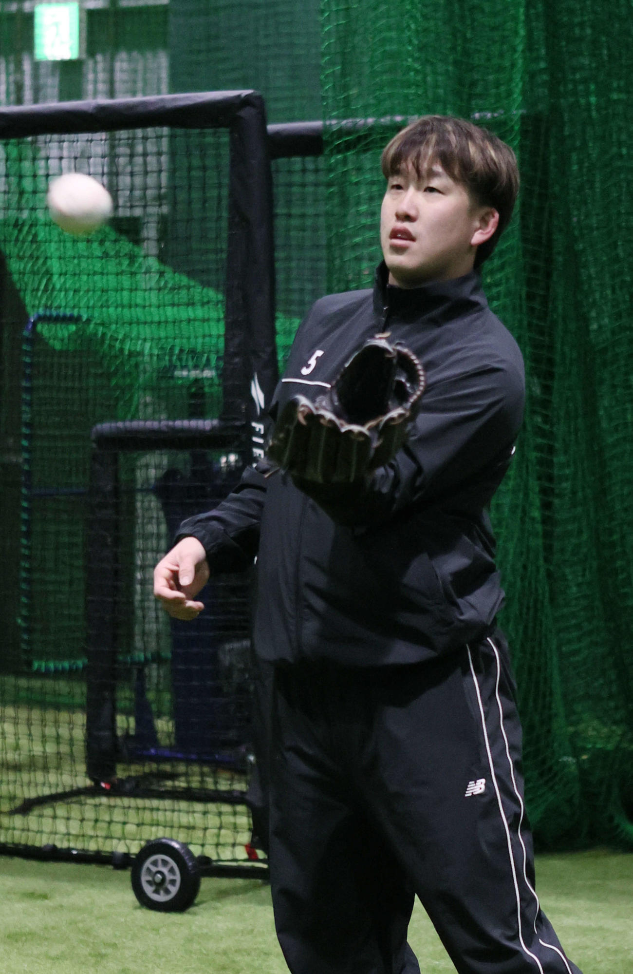 自主トレでキャッチボールをする広島小園（撮影・加藤孝規）