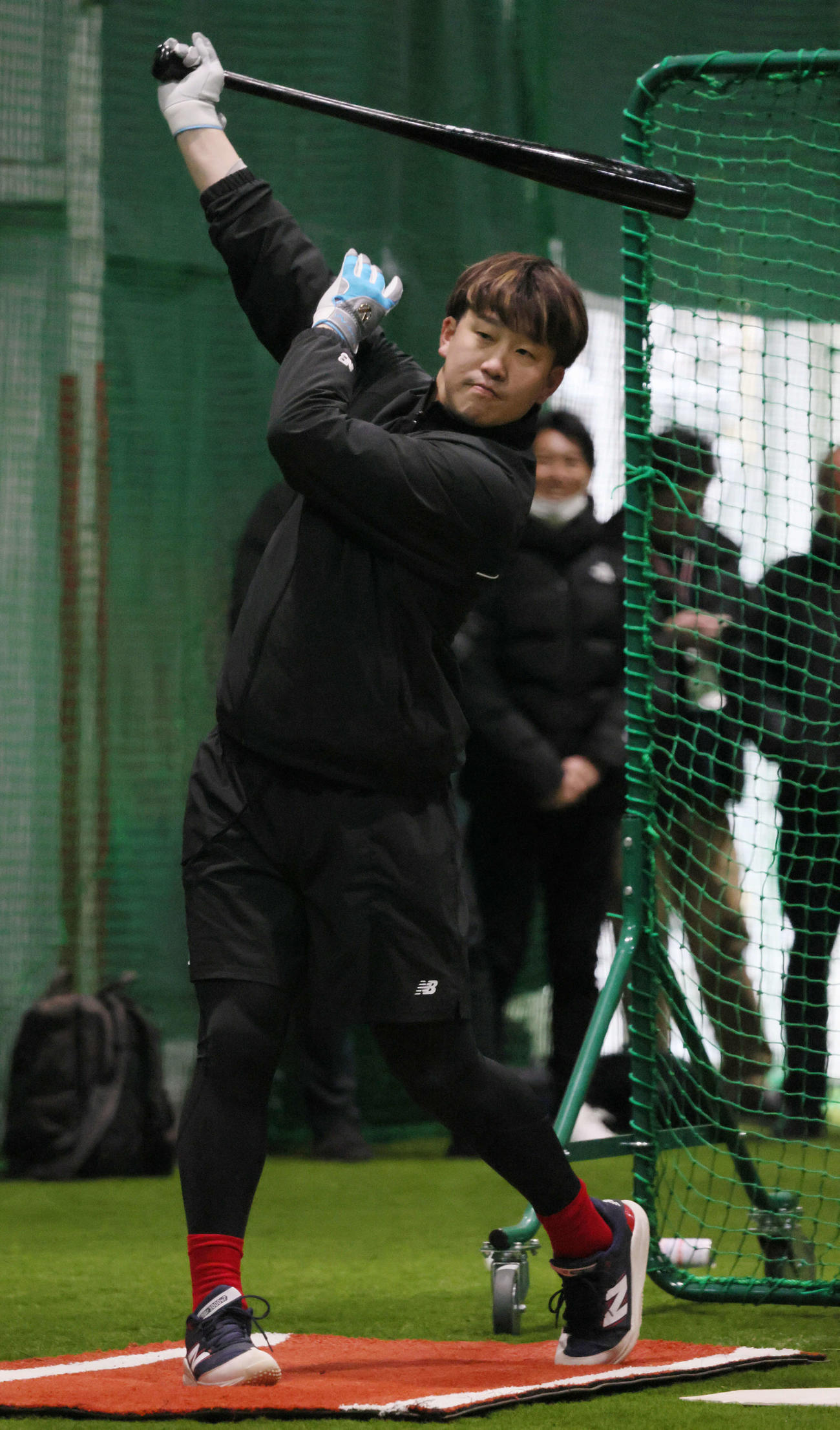 自主トレでマシン打撃を行う広島小園（撮影・加藤孝規）