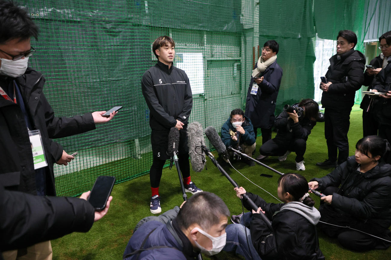 自主トレ後、取材を受ける広島小園（撮影・加藤孝規）