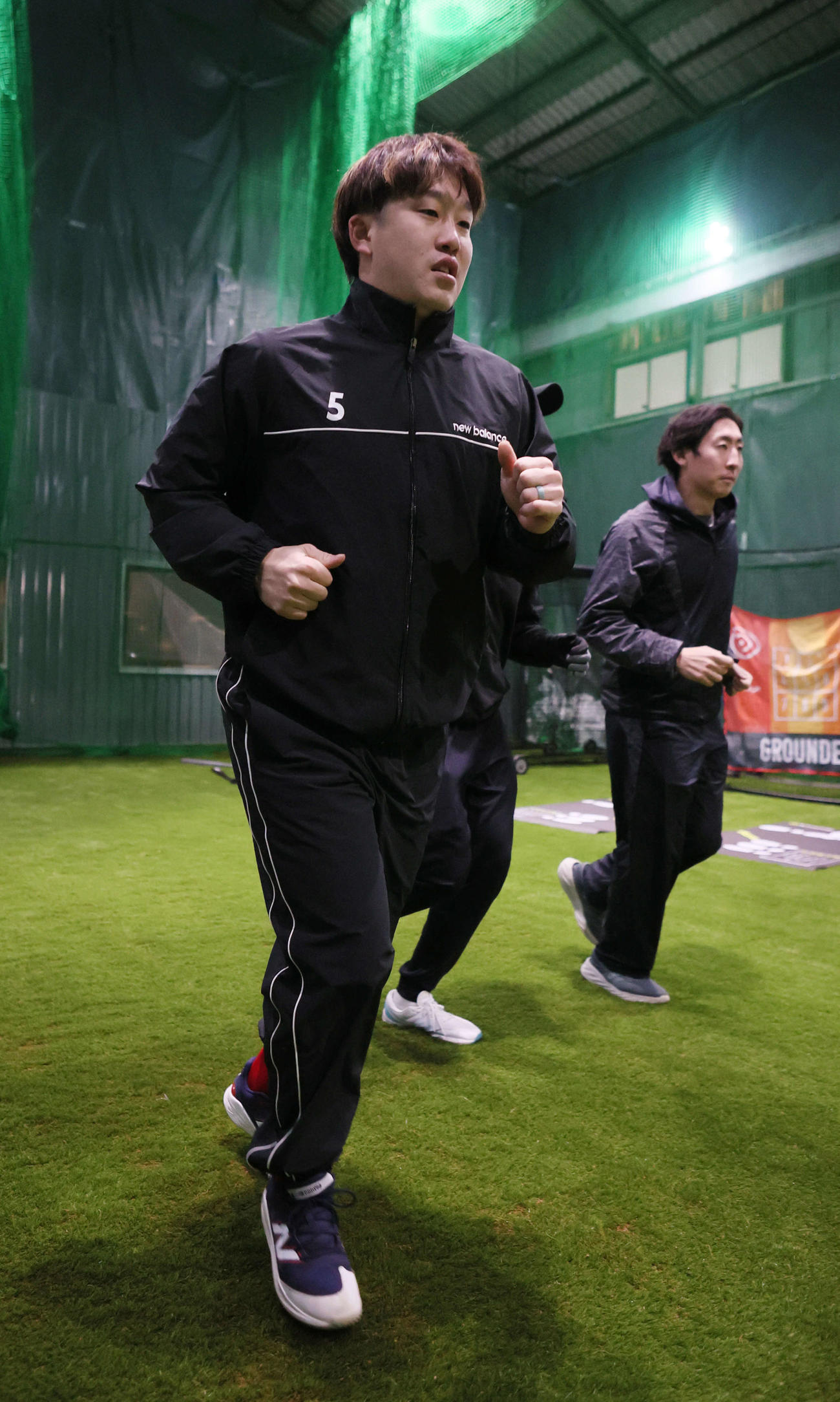 自主トレでランニングをする広島小園（撮影・加藤孝規）