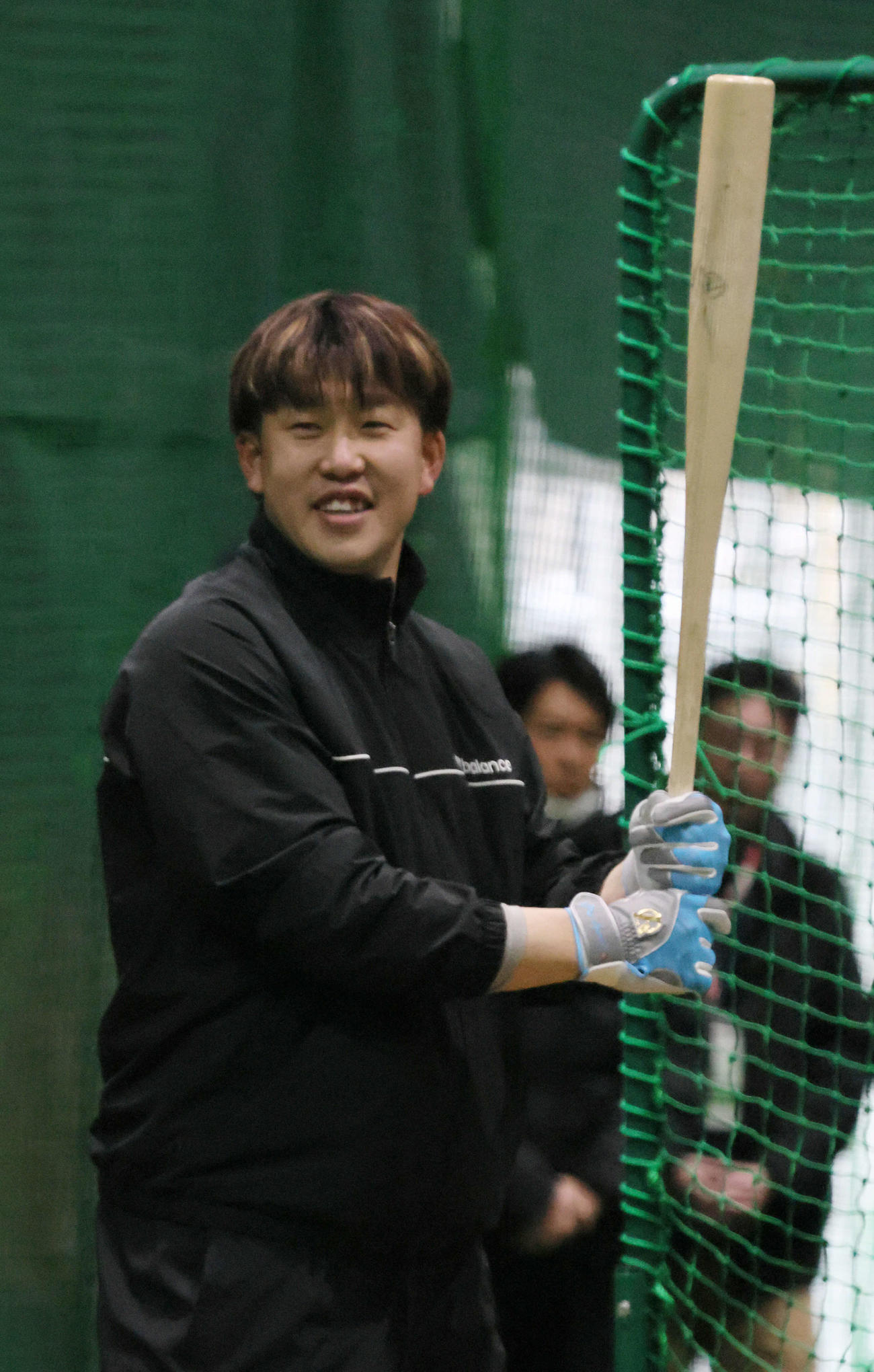 自主トレ中に笑顔を見せる広島小園（撮影・加藤孝規）