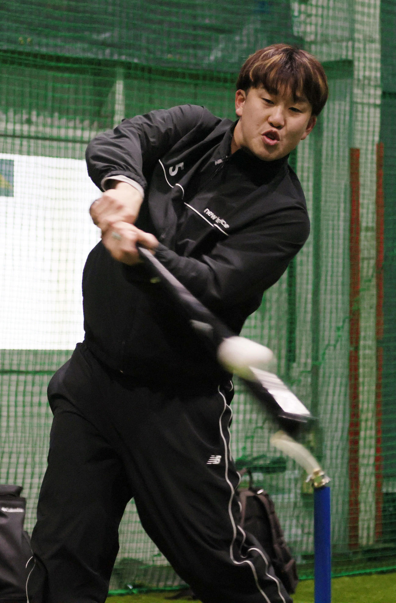 自主トレでティー打撃を行う広島小園（撮影・加藤孝規）