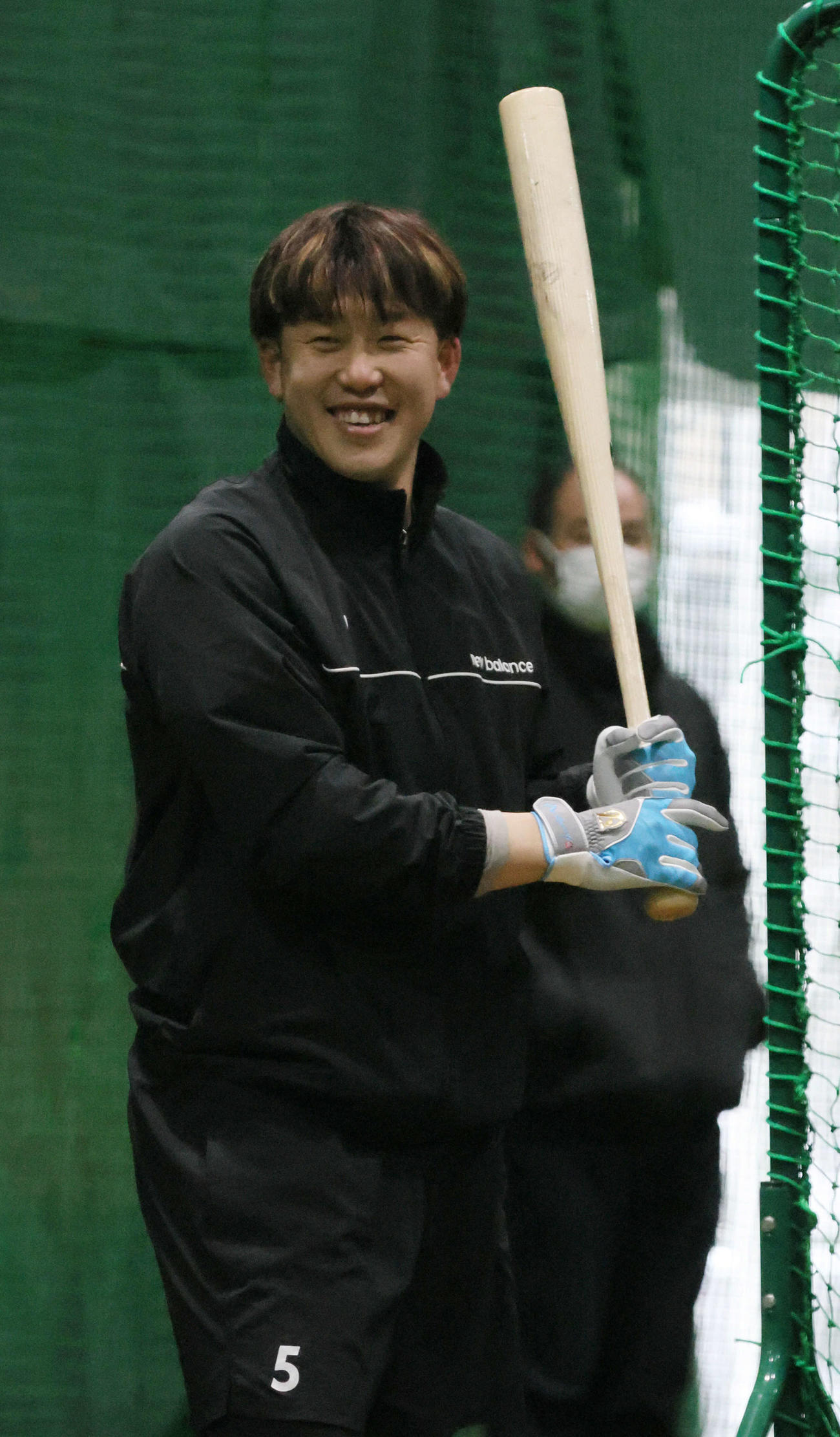 自主トレ中に笑顔を見せる広島小園（撮影・加藤孝規）