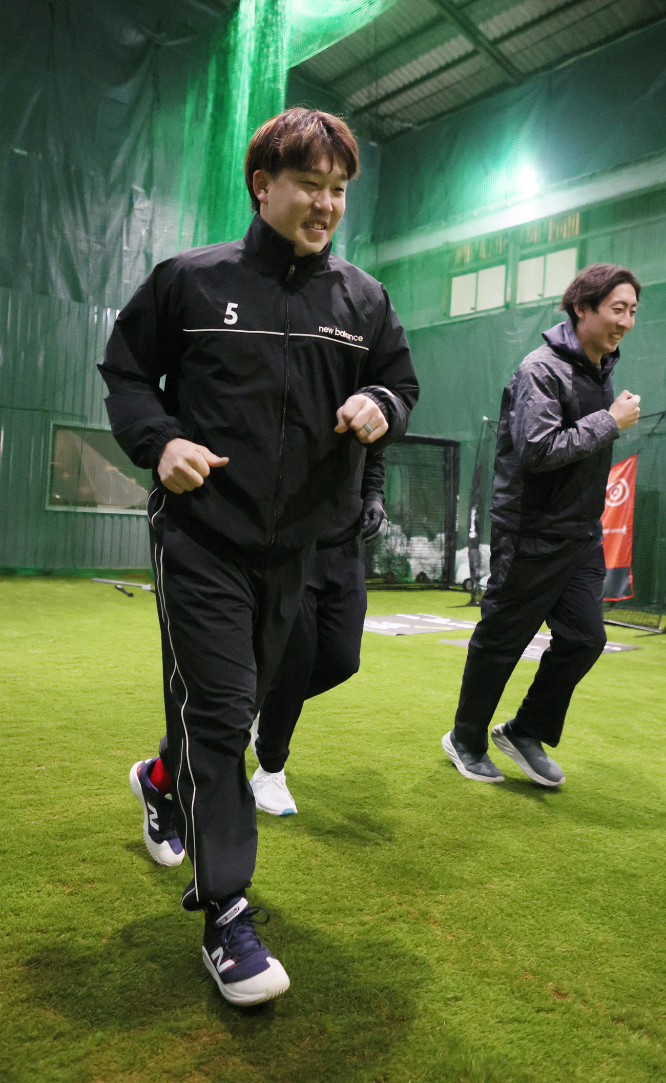自主トレでランニングをする広島小園（撮影・加藤孝規）
