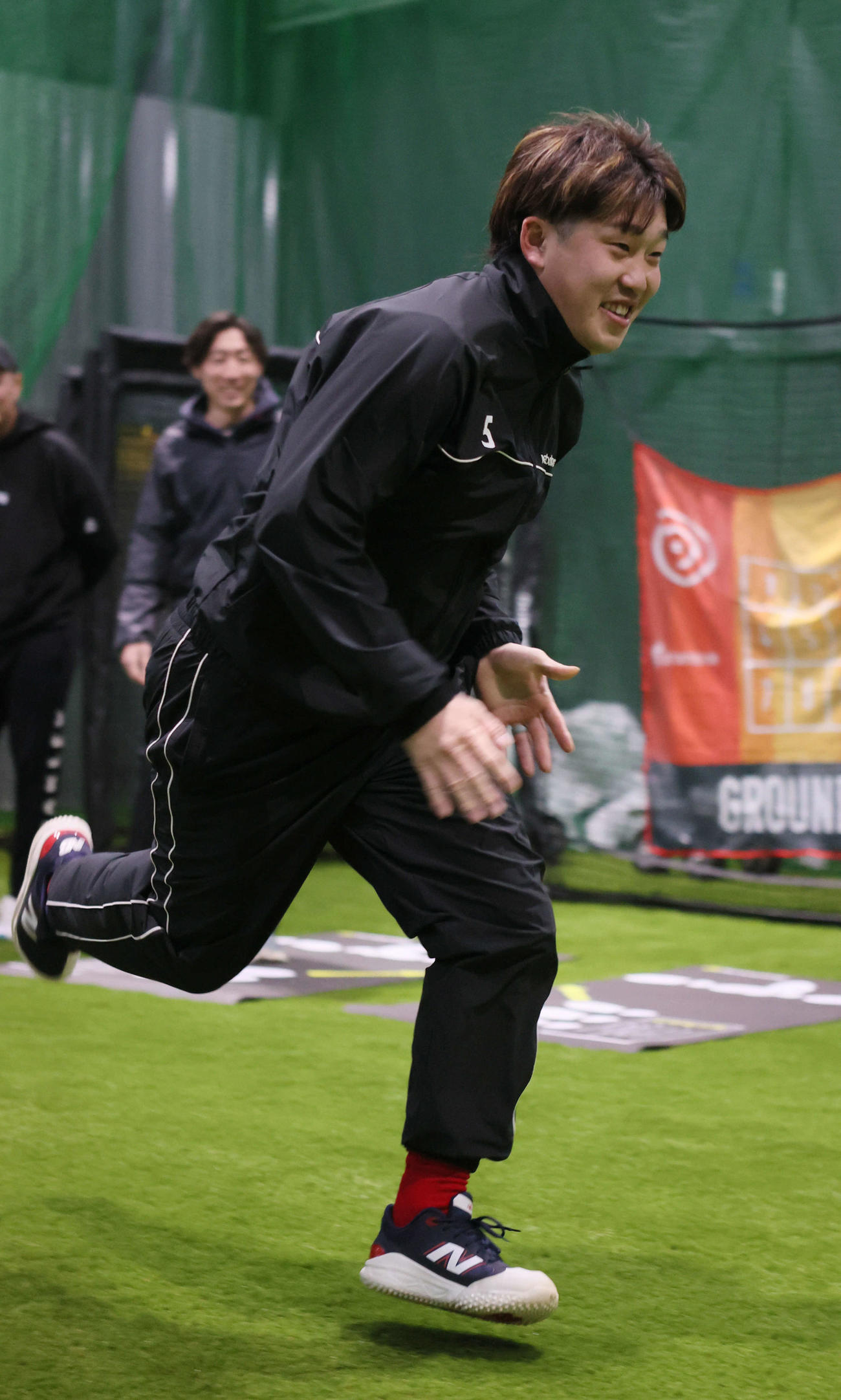 自主トレでダッシュする広島小園（撮影・加藤孝規）