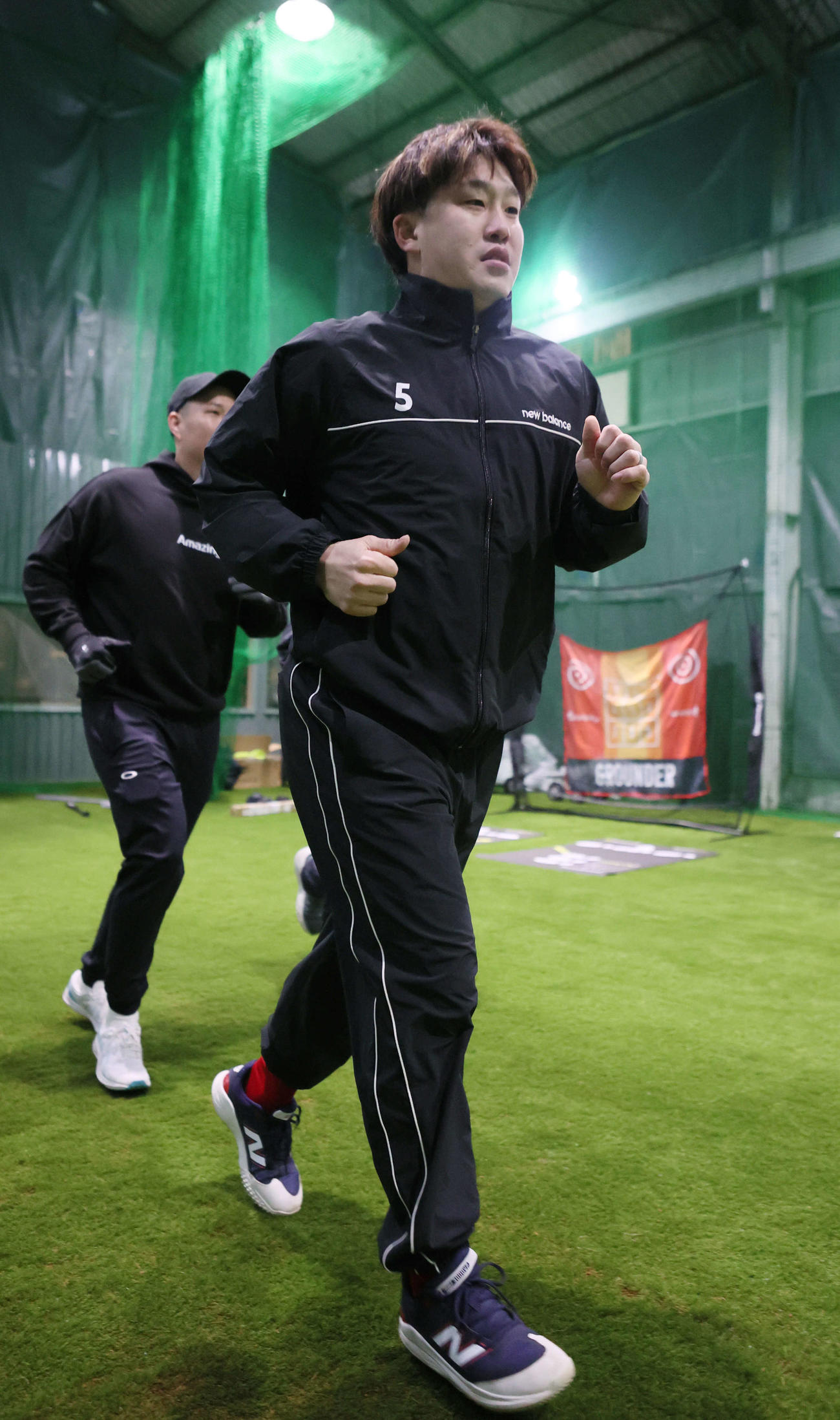 自主トレでランニングをする広島小園（撮影・加藤孝規）