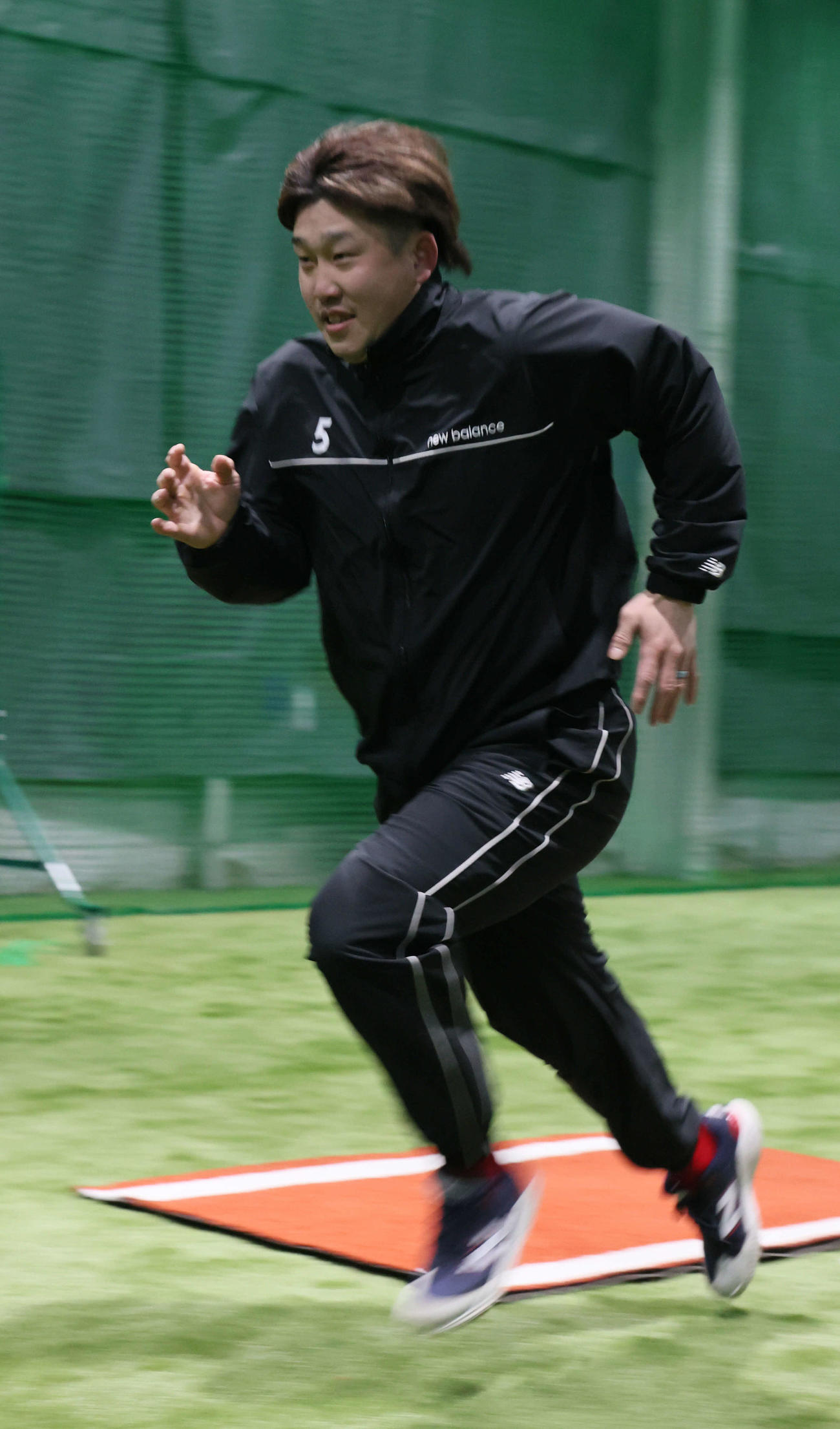 自主トレでダッシュする広島小園（撮影・加藤孝規）