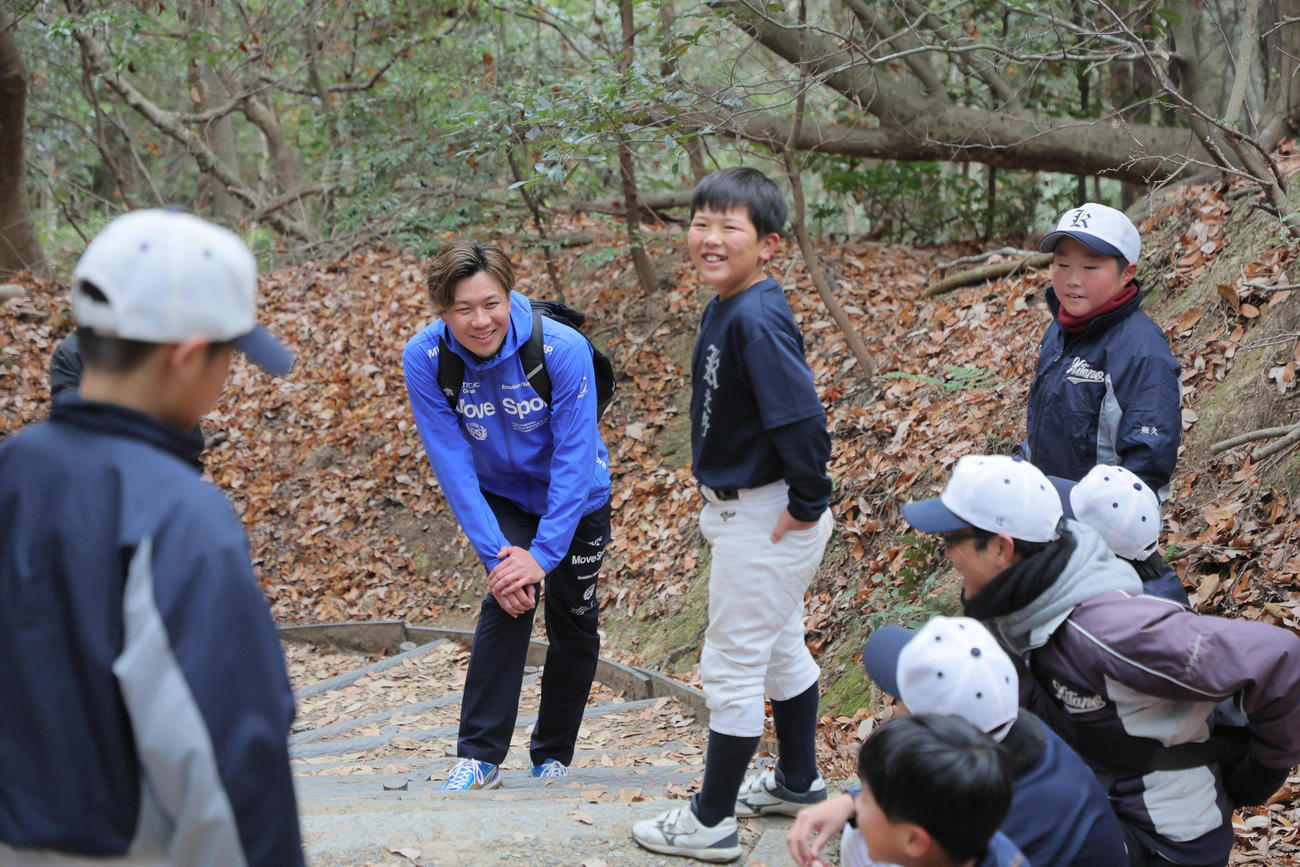 年始恒例の大文字山登山を行った中日大野（撮影・宮崎幸一）